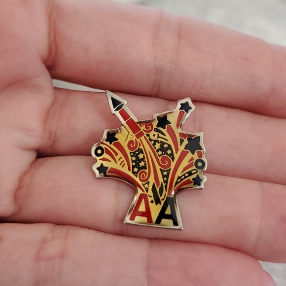 Legacy American Airlines logo•4th of July pin•RARE - Picture 4 of 16